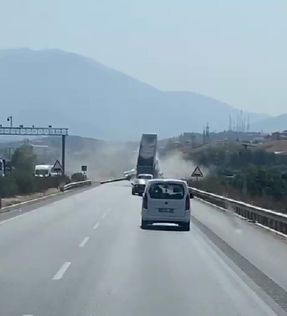 Dorsesi Açık Kalan Tır EDS Levhasına Çarptı ve Parçalandı