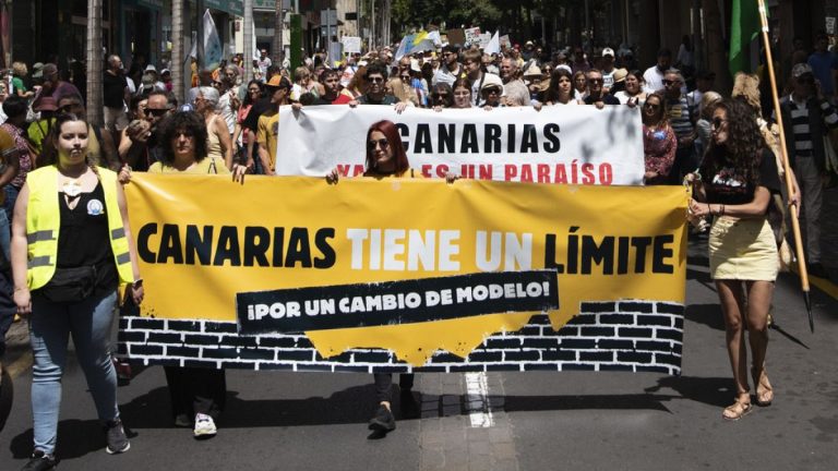 Kanarya Adaları'nda binlerce kişi aşırı turizmi protesto etti