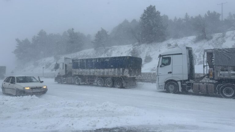 Sivas’ta 35 yerleşim yerine ulaşım sağlanamıyor