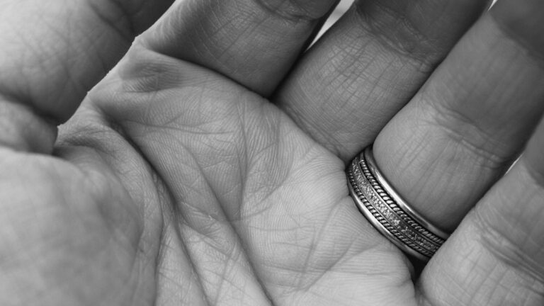 32 yaşındaki Hintli adam, ailesi için çalışmamak için parmaklarını kesti