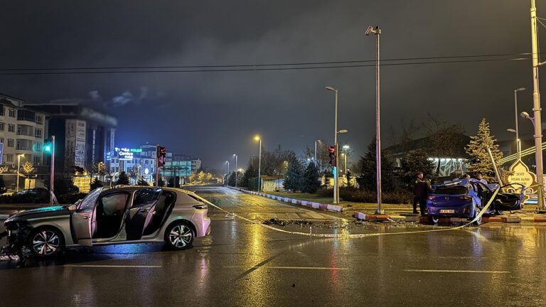 Malatya’da iki otomobil çarpıştı: 1 ölü, 3 yaralı