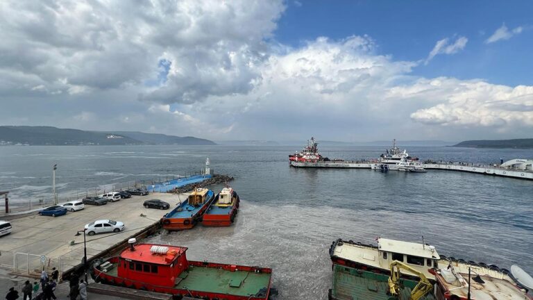 Çanakkale Boğazı sisin etkisini kaybetmesiyle transit geçişlere açıldı