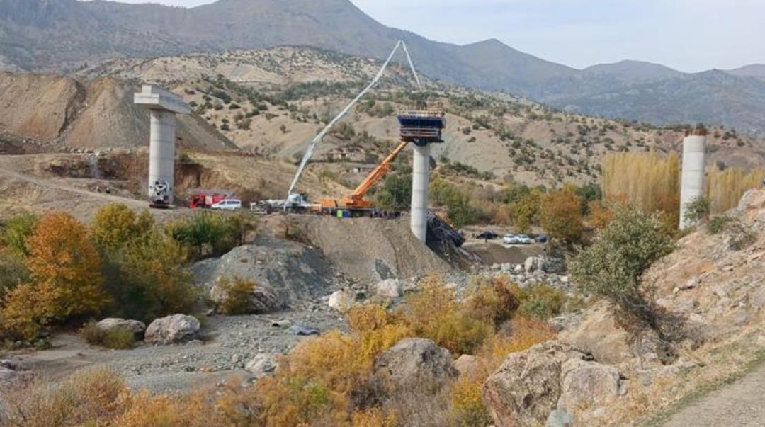 Diyarbakır'da köprü inşaatı sırasında iskele çöktü! Yaralılar var... 2