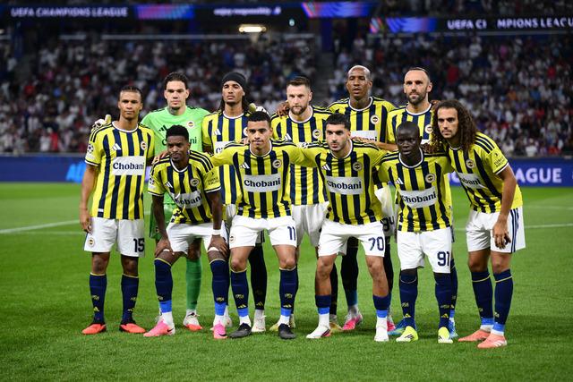 Lyon-Fenerbahçe maçı sonrası yazarlardan övgüler! “Aciz durumda bıraktılar”